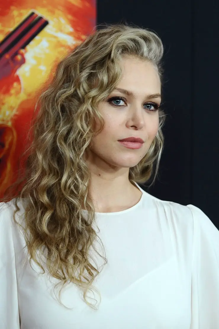 How tall is Penelope Mitchell?